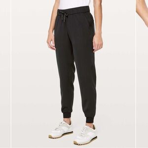 Lululemon On the Fly Jogger - Black - Size 8